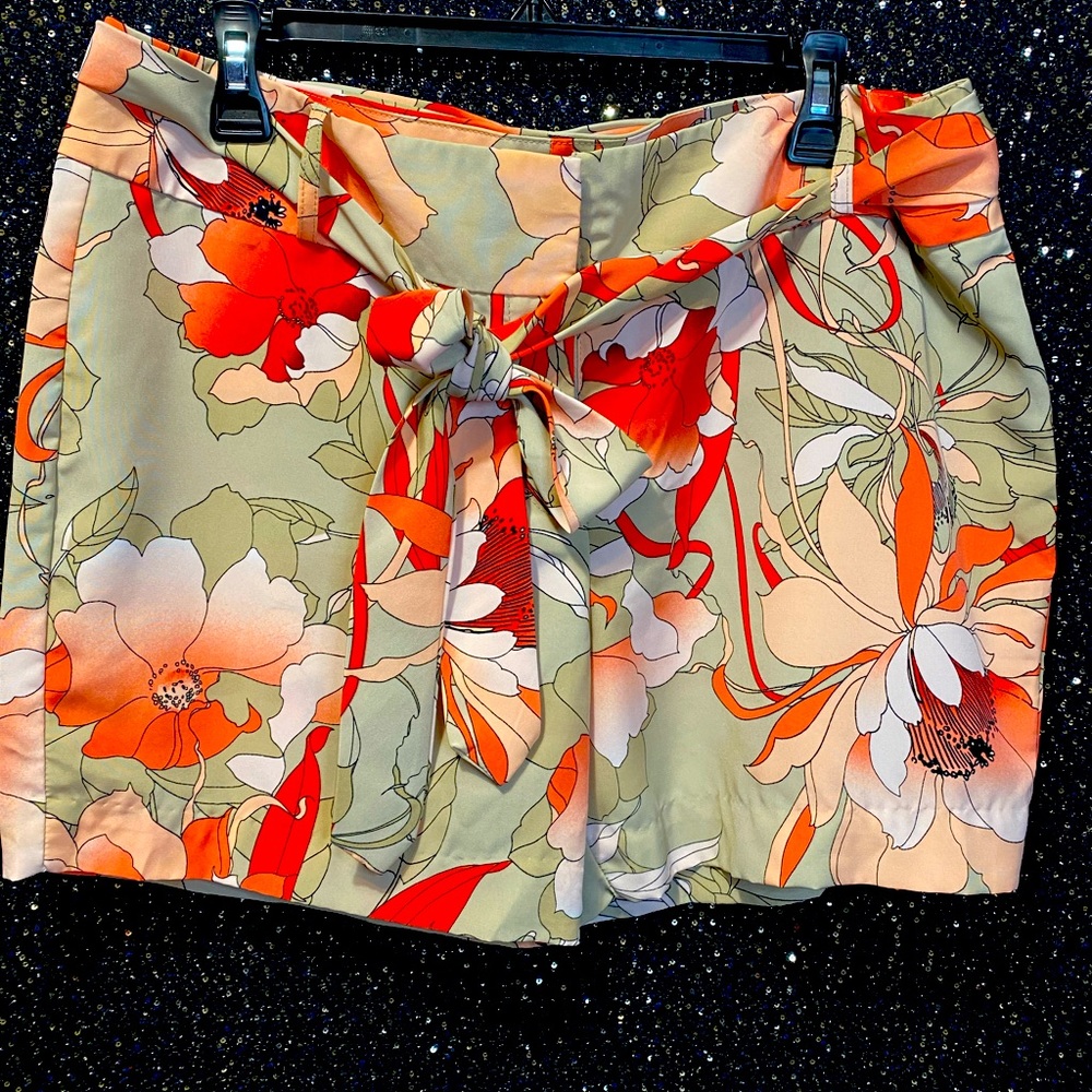 🩳WORTHINGTON ORANGE & TAN FLORAL SHORTS 🩳